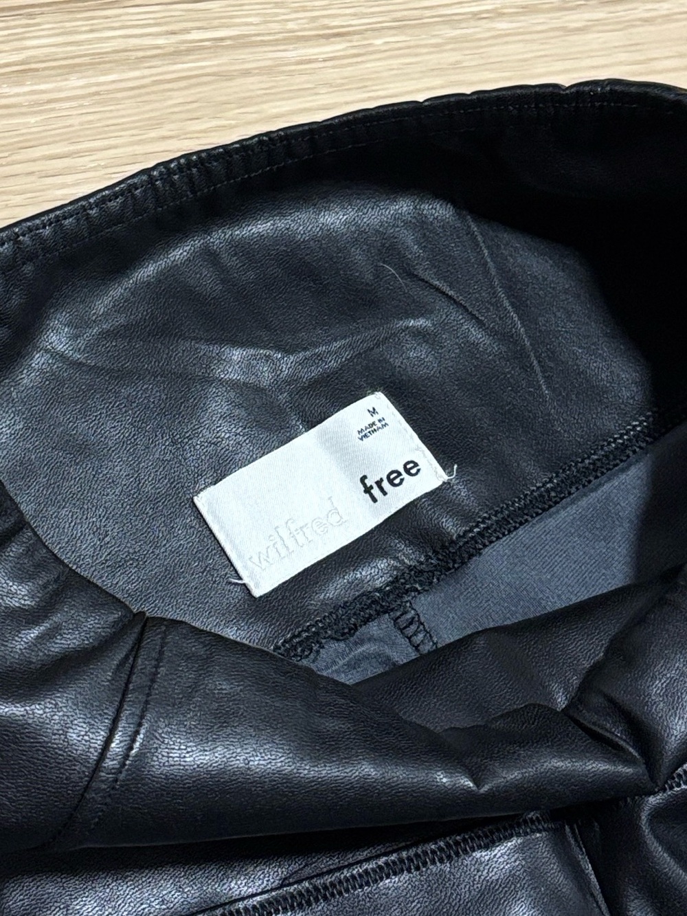 Wilfred Free (M) Aritzia Daria Vegan Leather Pant Legging Black Sleek Soft - Picture 9 of 14